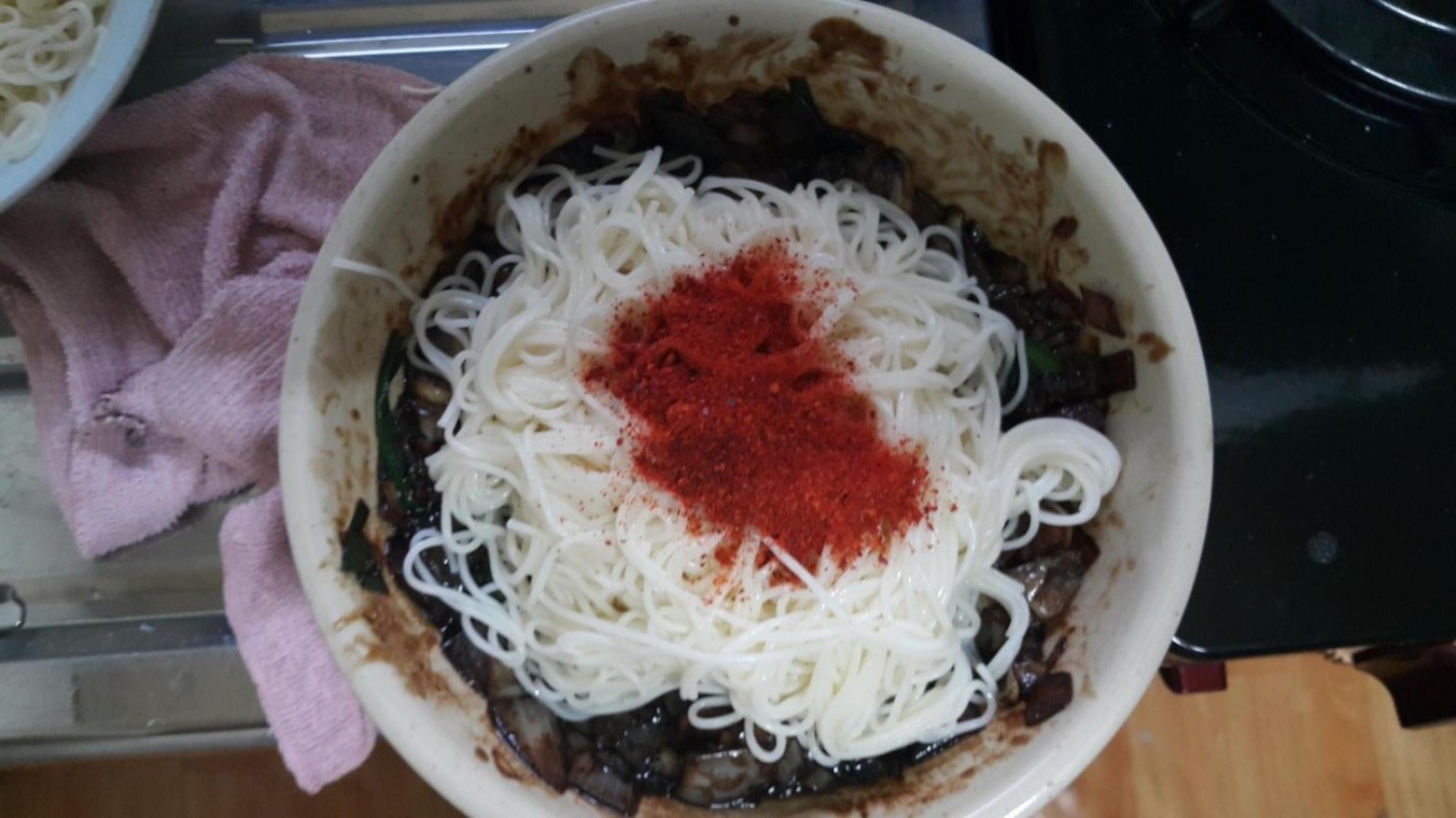 어? 옆집여자가 짜장면을 시켜먹었네? | 인스티즈