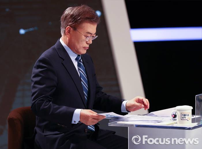 [문재인] 토론회 고생한 이니 | 인스티즈
