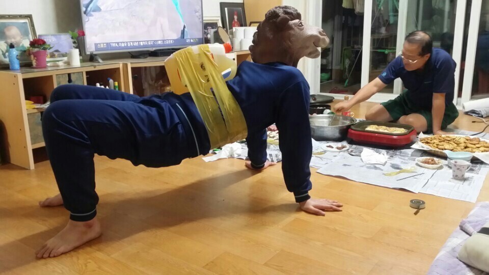 설날 가정집에 난데없이 출몰한 낙타 한 마리.jpg | 인스티즈