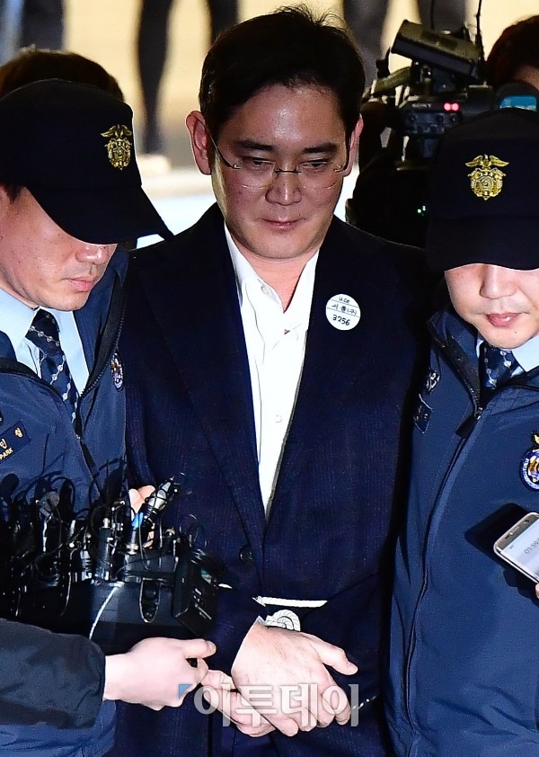 초아랑 결혼하기 vs 범죄자 의동생되기 | 인스티즈