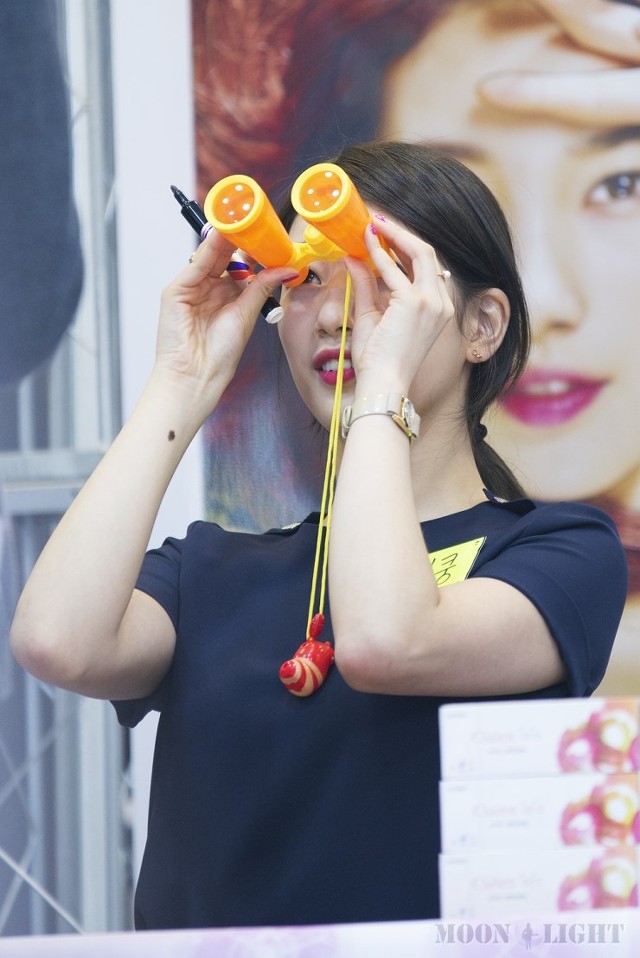 사인회에서 아이컨택 해주는 수지.gif | 인스티즈