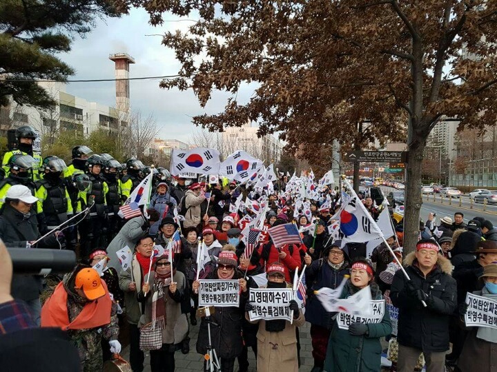 박영수 특검 집앞에서 친박단체 집회가...jpg | 인스티즈