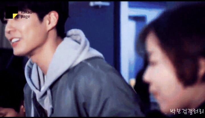자기가 찍은 광고 사진 가져가는 박보검.gif | 인스티즈