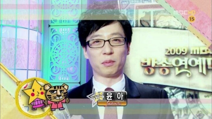 윤아도 안경쓰면 아이돌 느낌은 안 나는 듯.jpg | 인스티즈