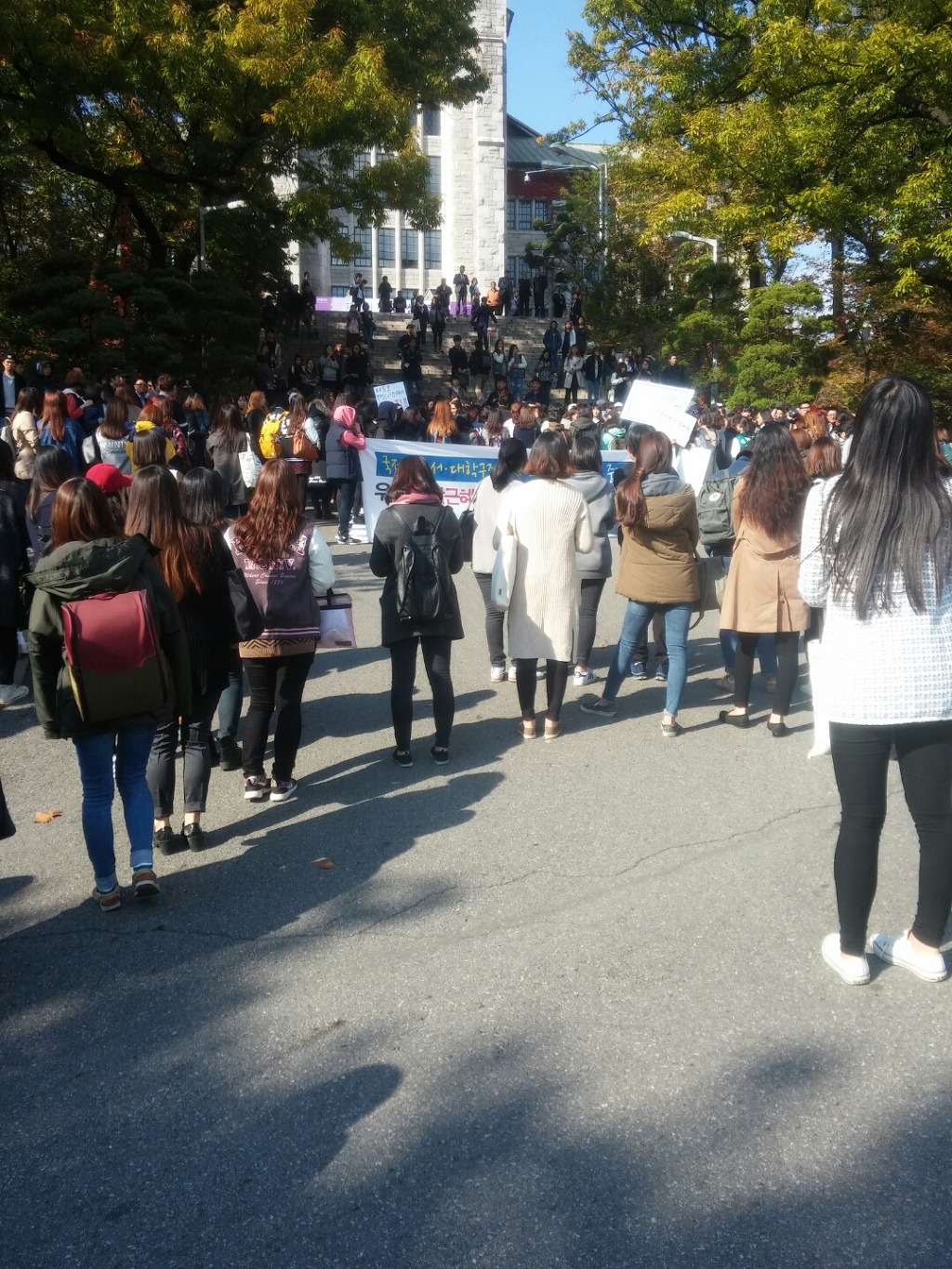 이화여대 대강당 앞 사복경찰들대통령 들어오고 김을동 나경원의원도 왔대^^(사진) | 인스티즈