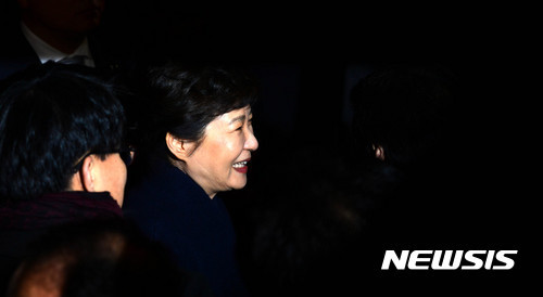 지지자들과 인사나누는 박근혜 | 인스티즈
