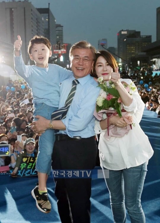 광화문 마지막 유세에서 딸 다혜씨에게 카네이션 받았던 문대통령 | 인스티즈