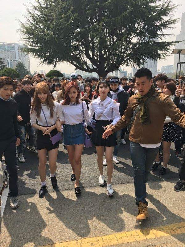 오늘자 건대에 출현한 모모,미나,나연 (트와이스) | 인스티즈