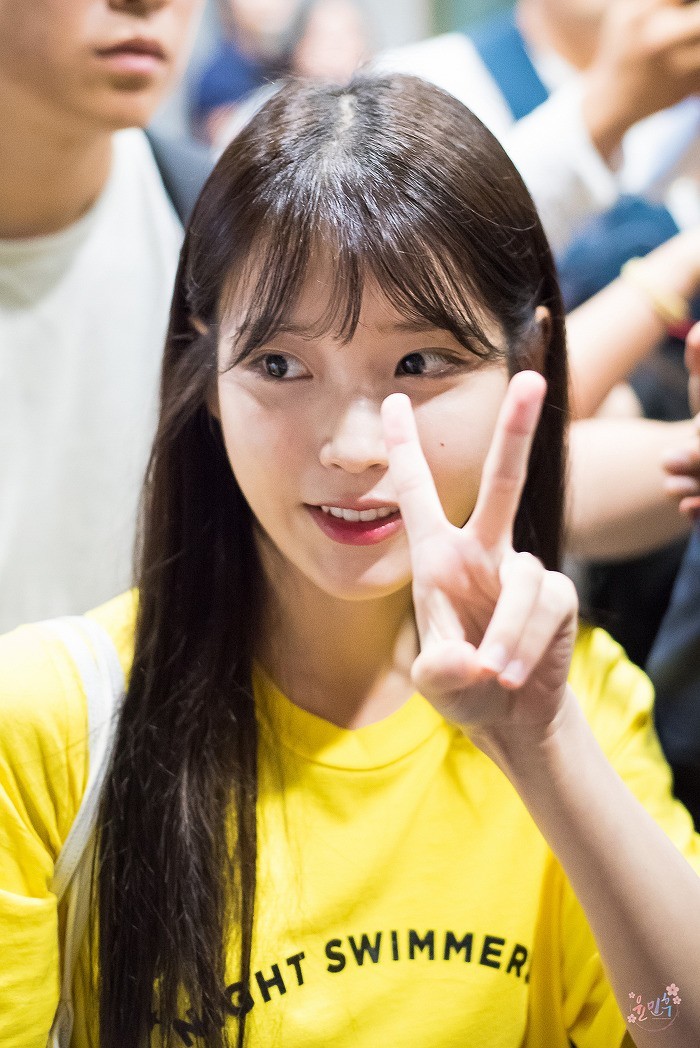 노랑 노랑한 아이유 인천공항 입국사진. png | 인스티즈