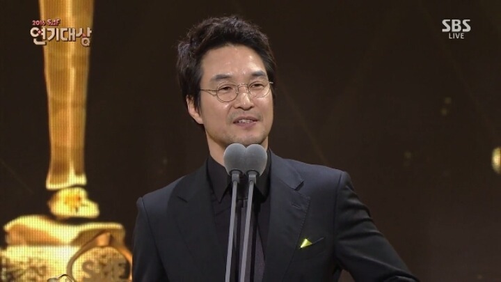 sbs 연기대상에서 금반짝이 위치선정 ㄷㄷㄷ.jpg (feat 한석규) | 인스티즈