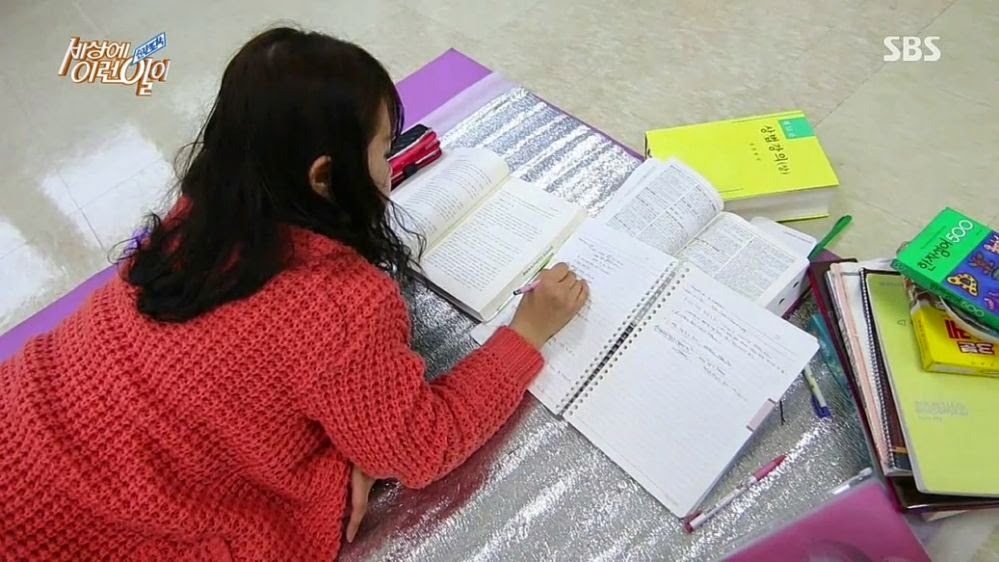 엎드려서 공부하는 여대생 | 인스티즈