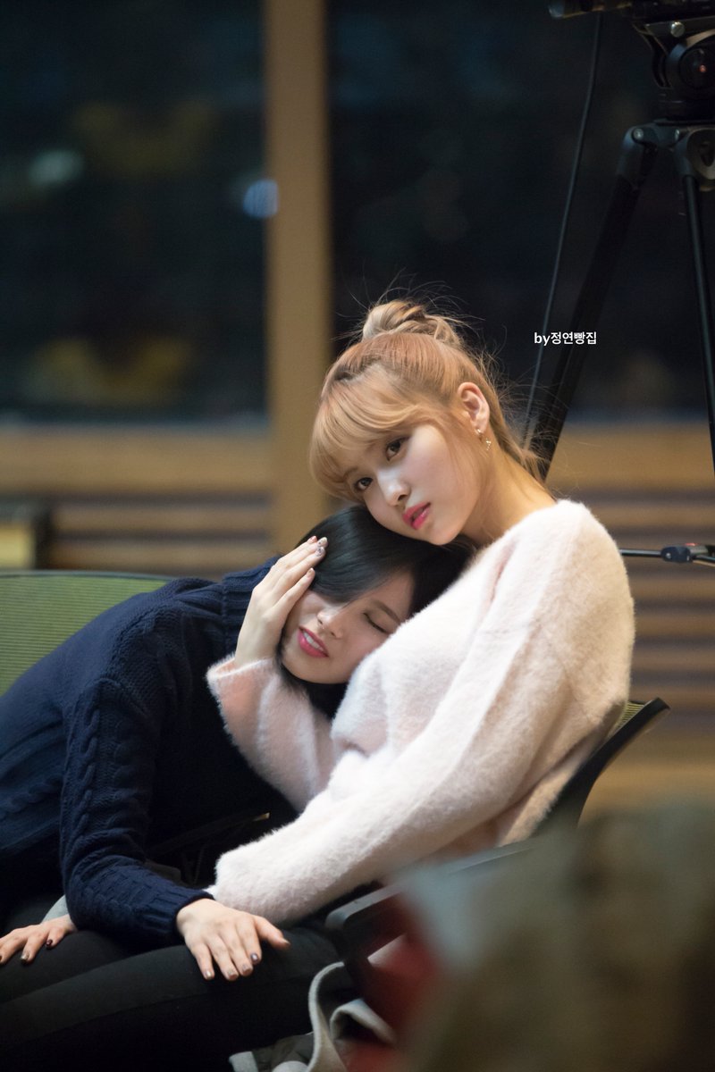 [트와이스] 현실친구 사나 모모.gif | 인스티즈