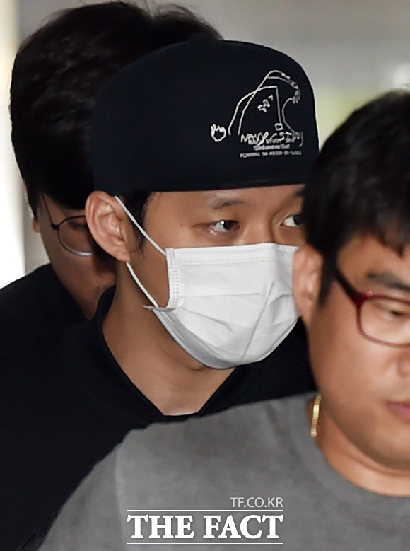칼퇴하는 박유천 | 인스티즈