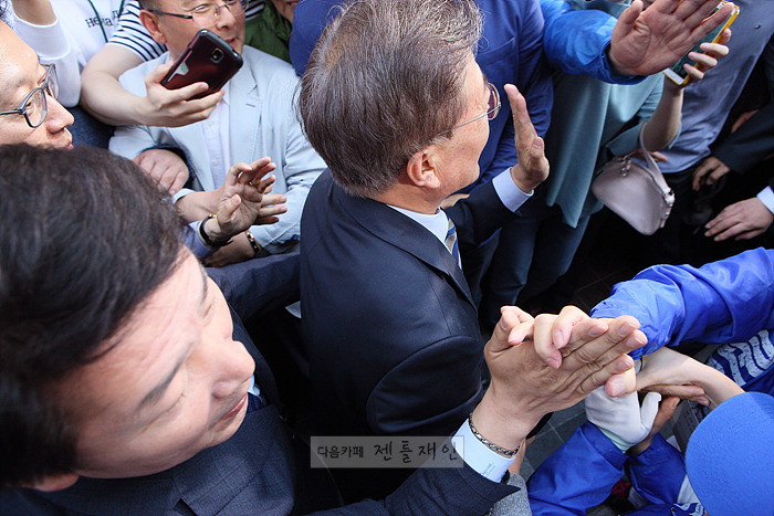 문재인 후보님 손잡는거 실패 | 인스티즈