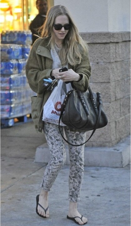 내츄럴함이 느껴지는 아만다 사이프리드 사복 모음 | 인스티즈