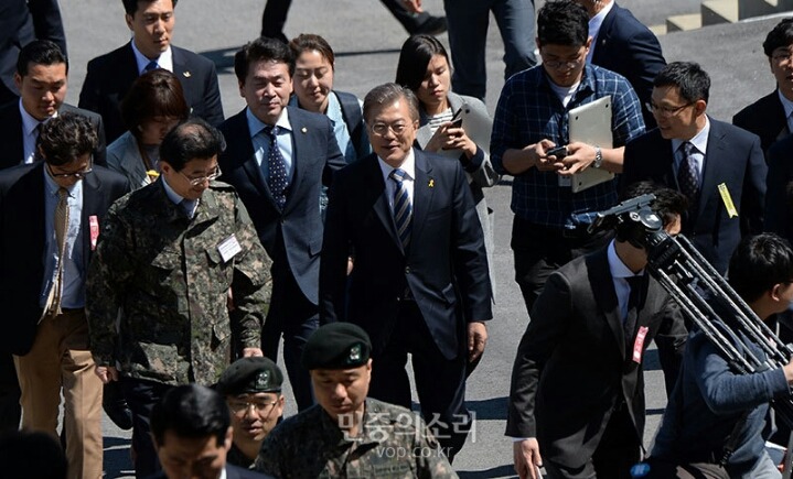 화력격멸훈련 참관하는 문재인 | 인스티즈