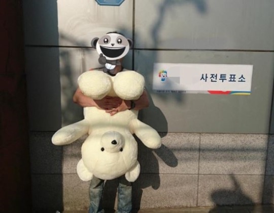 문짝 들고, 곰인형 거꾸로 들고… 사전투표 인증샷 '봇물' | 인스티즈