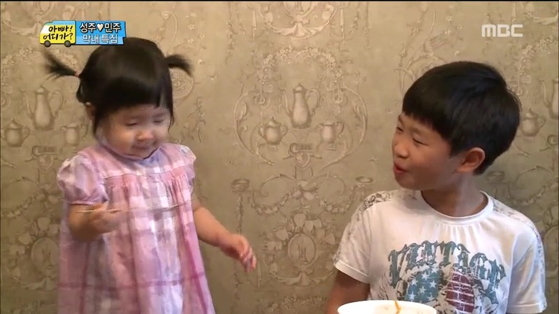 [아빠어디가] 여동생 보며 오빠미소 폭발하는 민국이.jpg | 인스티즈