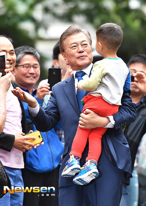 5/9 오전, 투표하는 문재인.jpg | 인스티즈