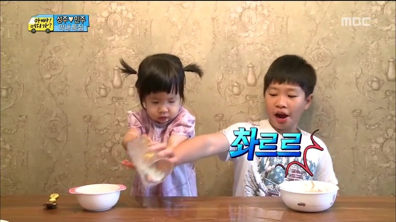 [아빠어디가] 여동생 보며 오빠미소 폭발하는 민국이.jpg | 인스티즈
