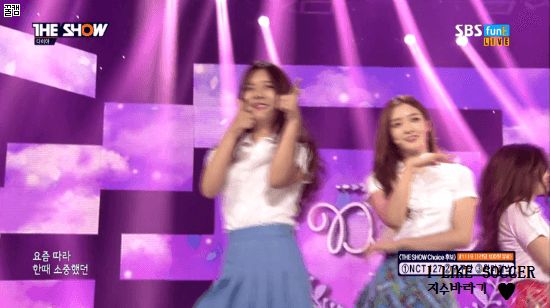 [다이아] 160712 더쇼 그길에서 gif | 인스티즈