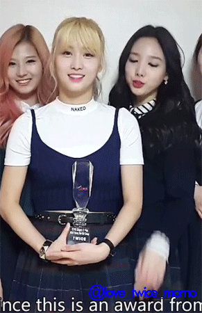 트와이스 나연의 손버릇.gif | 인스티즈