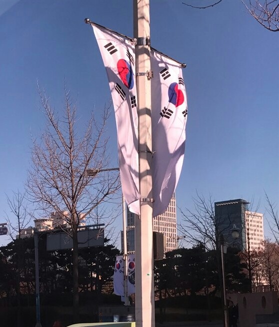 이렇게 게양하는것도 맞는건가요. .? | 인스티즈