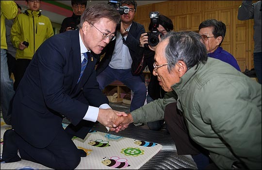 강릉 산불 이재민들 위로하는 문재인 | 인스티즈