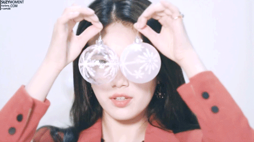 수지가 이렇게 쳐다보면? | 인스티즈