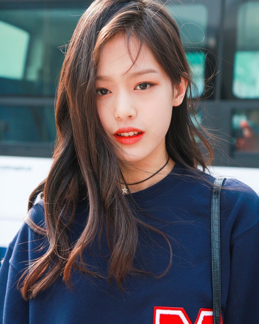 SNS에서 설리, 블랙핑크 제니 닮은걸로 화제모은 2001년생 모델 | 인스티즈