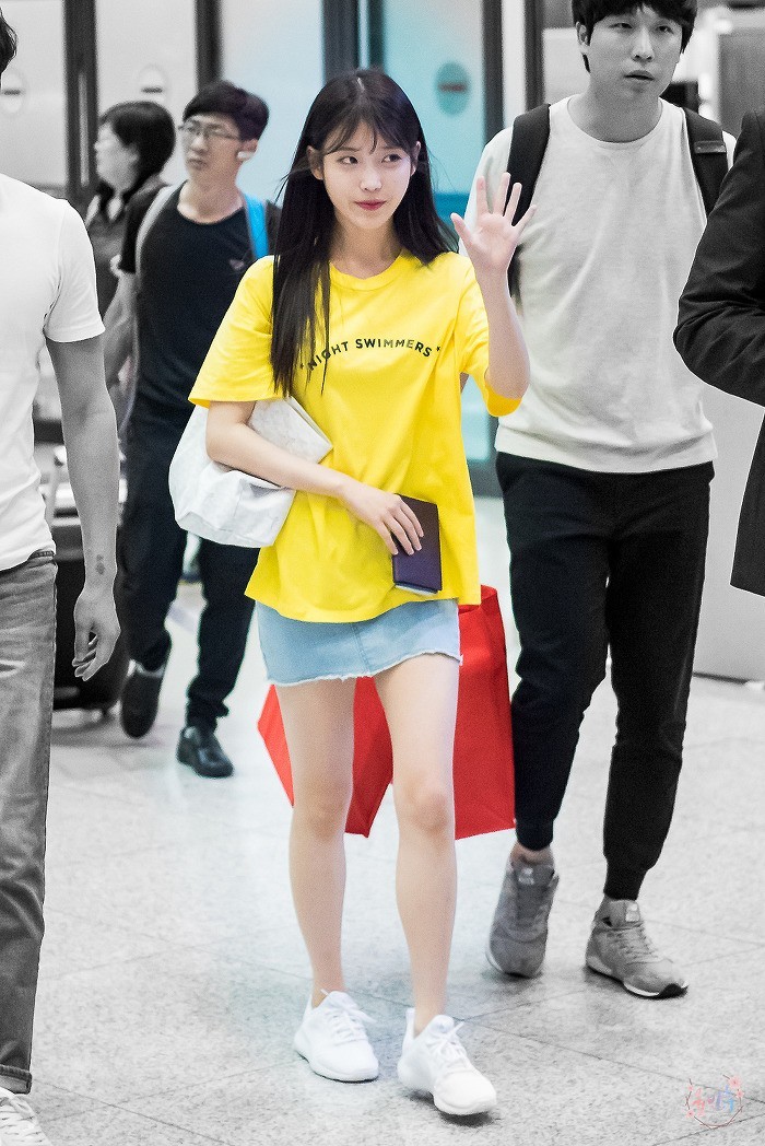 노랑 노랑한 아이유 인천공항 입국사진. png | 인스티즈
