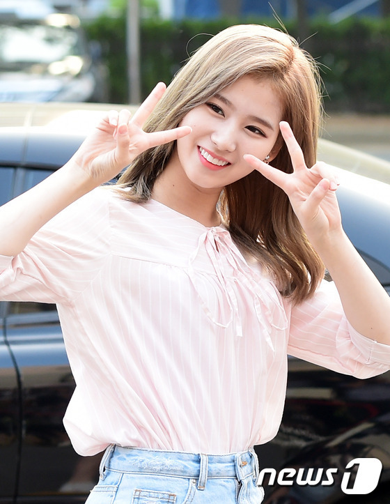 오늘자 트와이스 뮤직뱅크 리허설 출근길 | 인스티즈