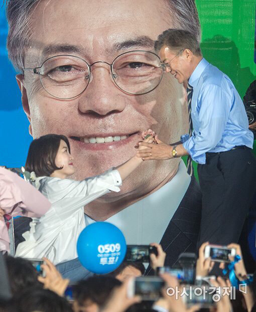 광화문 마지막 유세에서 딸 다혜씨에게 카네이션 받았던 문대통령 | 인스티즈