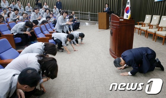 청소근로자에게 큰절하는 우윤근 국회 사무총장 | 인스티즈