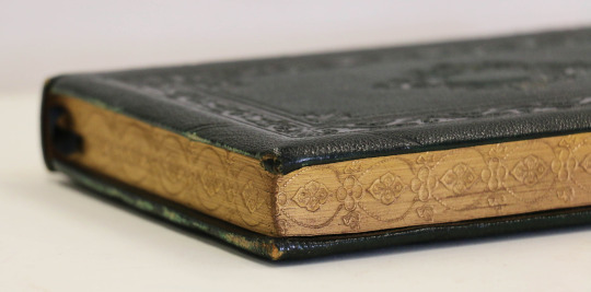 200년 전의 책 속에 숨겨진 비밀 | 인스티즈