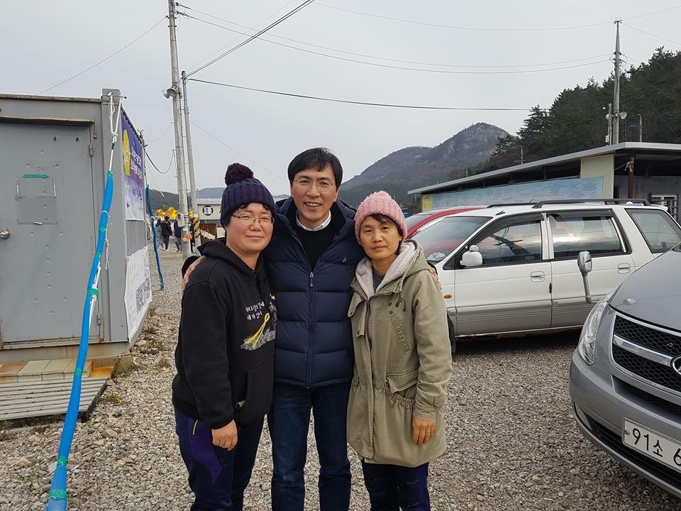 성탄절에 팽목항 찾은 충남 아이돌 안희정 도지사 | 인스티즈