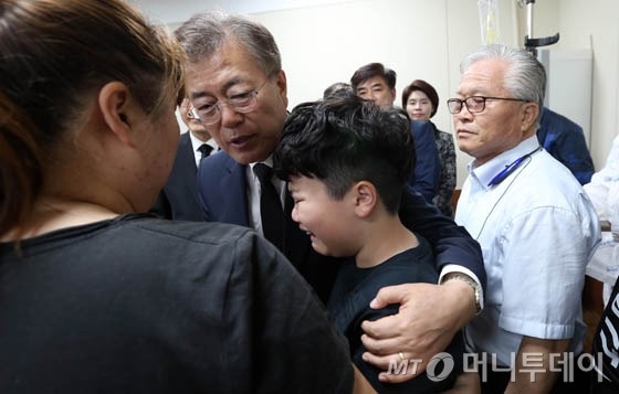 문재인 후보 삼성조선소 크레인 사고 유가족 빈소 방문 | 인스티즈