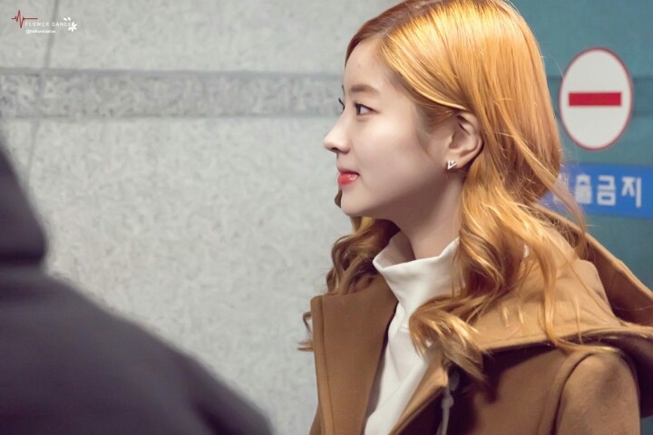 [트와이스] 떡볶이 코트 입고 출국하는 다현이 | 인스티즈