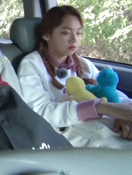 앉으면 잠드는 강미나.gif | 인스티즈