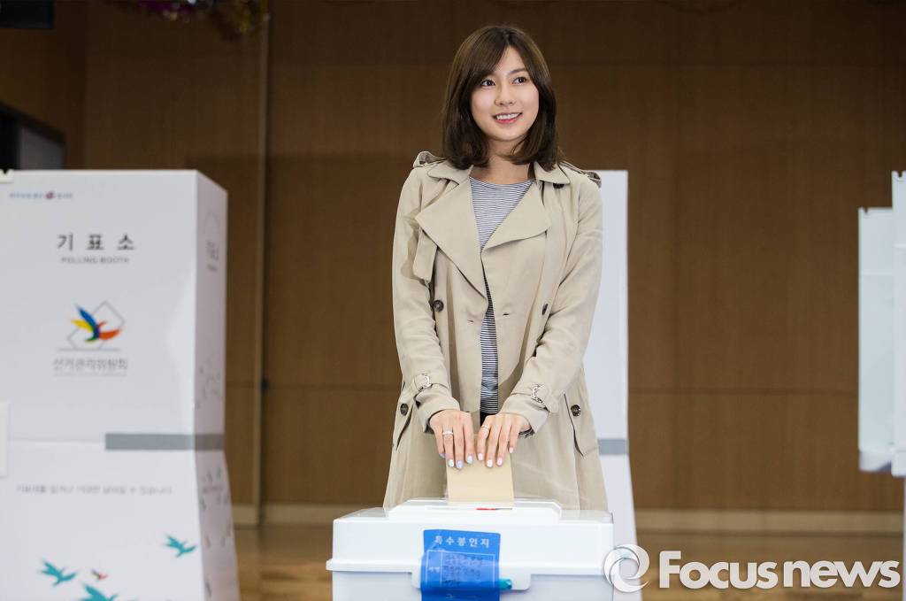큰 사진으로 보는 오늘자 에이핑크 오하영-조보아-AOA 설현.jpg (20대 총선 사전 투표) | 인스티즈