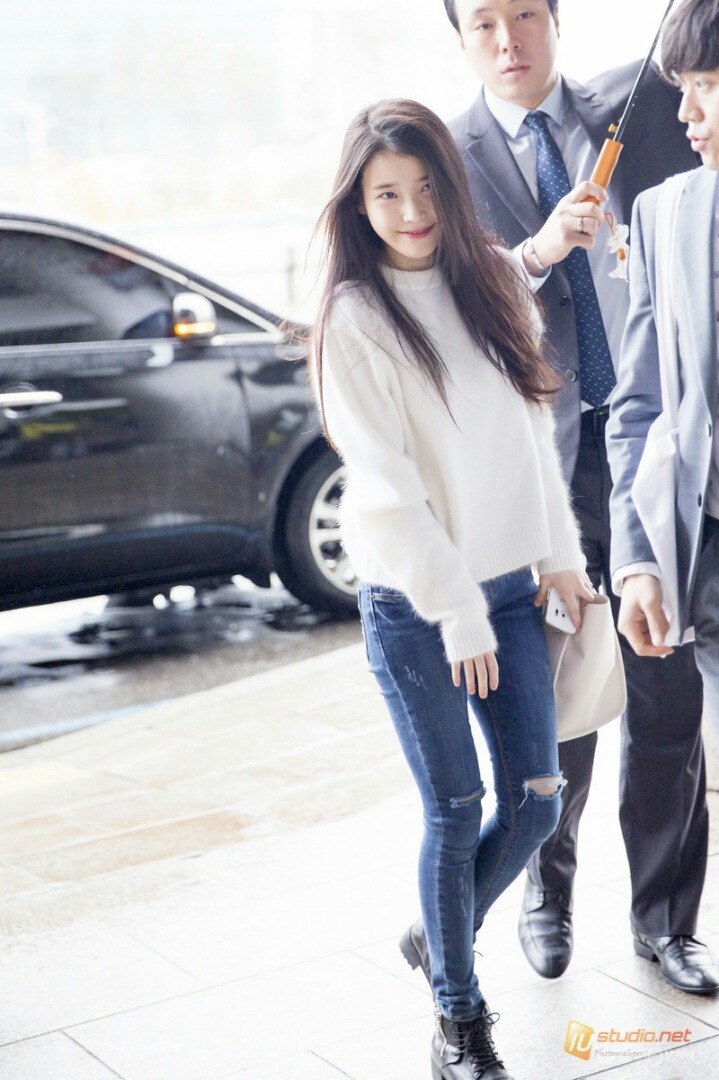 아이유 흰 니트 • 청바지 코디.jpg | 인스티즈