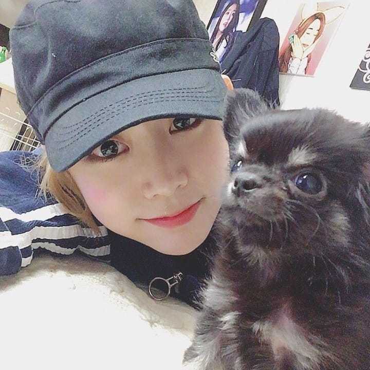 러블리즈 지수의 뽀뽀를 격하게 거절하는 댕댕이.jpg | 인스티즈