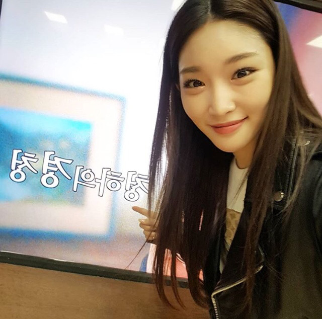라디오 진행하는 청하.jpg | 인스티즈