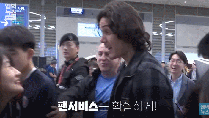 여성팬이랑 아이컨택 하는 에딘손 카바니.gif | 인스티즈