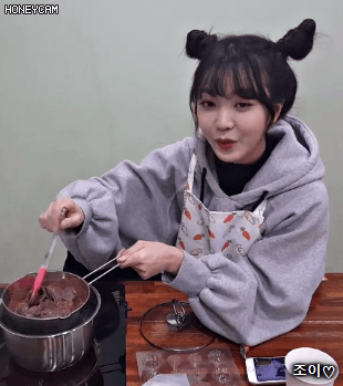 오늘 브이앱 뿌까머리하고 지옥의 초코송이과자 만드는 퀵소희 ㅋㅋㅋ.gif | 인스티즈