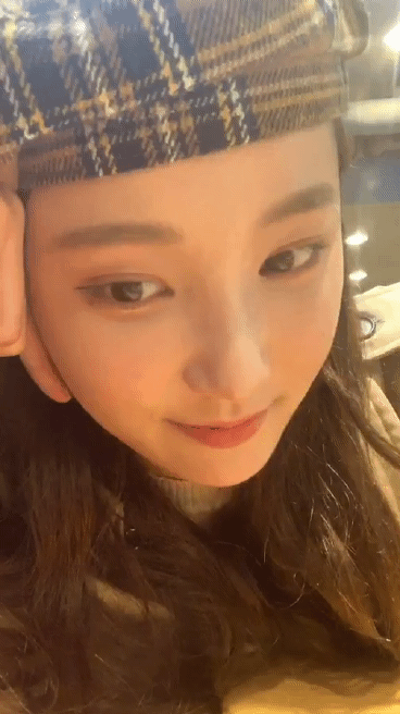 어제 3주년 기념 인스타 라이브한 모모랜드 연우(2).gif | 인스티즈