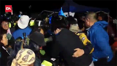 폭력 경찰이라고 하는데 찾아보면 경찰이 얻어터지고 있음ㅋㅋ | 인스티즈