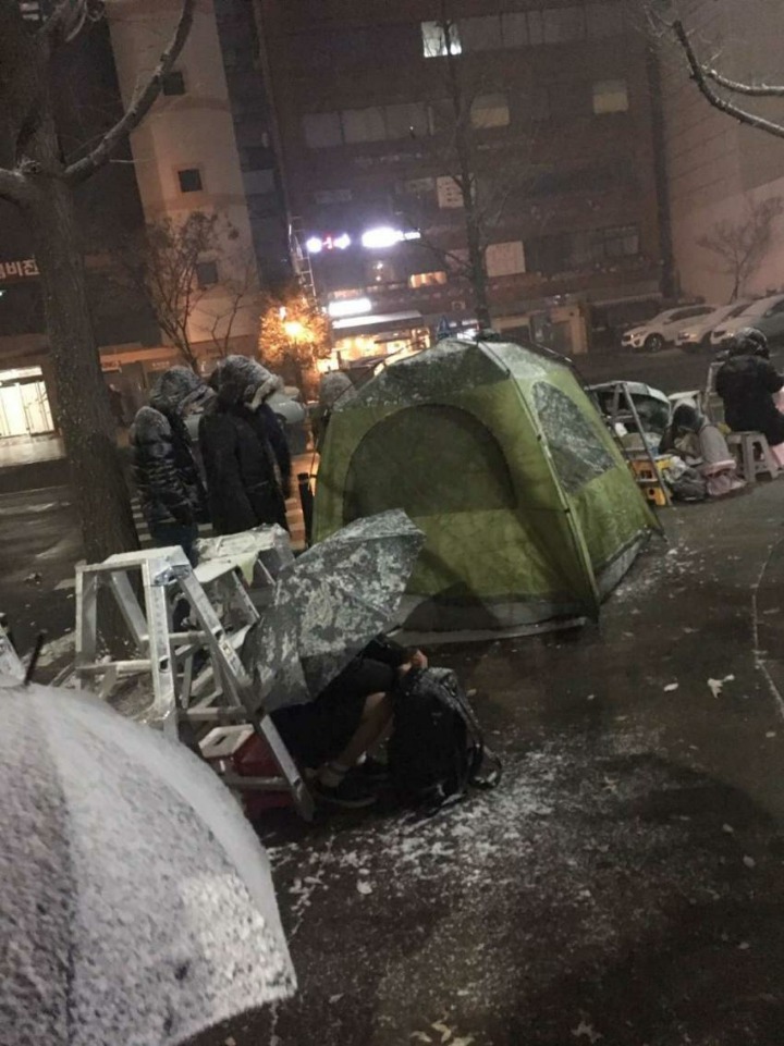눈 오는날 뮤뱅 대기줄에 출현한 텐트.JPG | 인스티즈