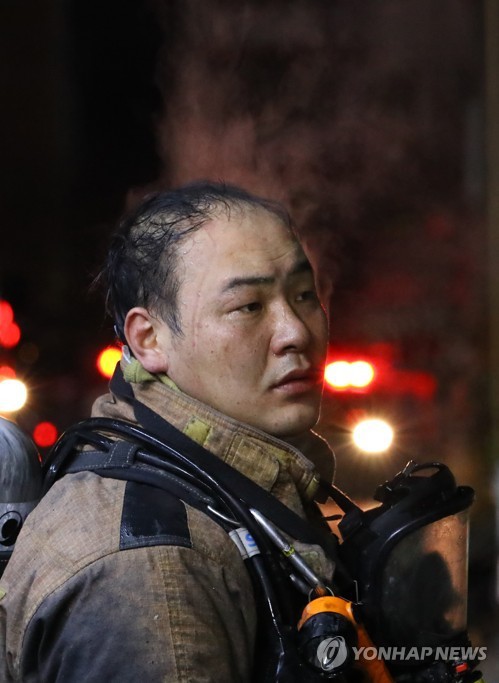 제천 화재현장 속 최선을 다하시는 소방관분들.jpg | 인스티즈