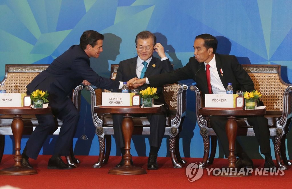 APEC 비공식 대화 회의장에서 문재인 대통령 | 인스티즈
